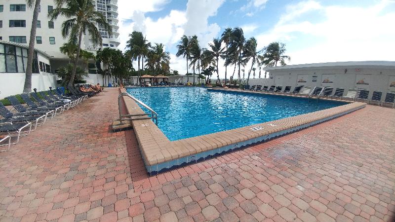 فندق Waterfront Condo, Heated Pool, Direct Beach Access With Private Beach Chairs