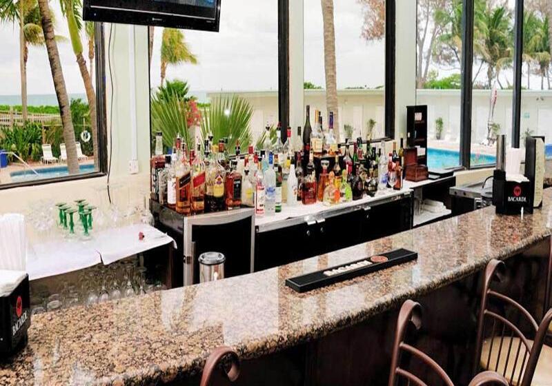 هتل Waterfront Condo, Heated Pool, Direct Beach Access With Private Beach Chairs