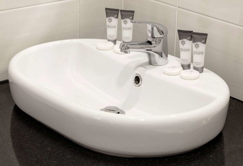 The Royal Hotel And Leisure Centre