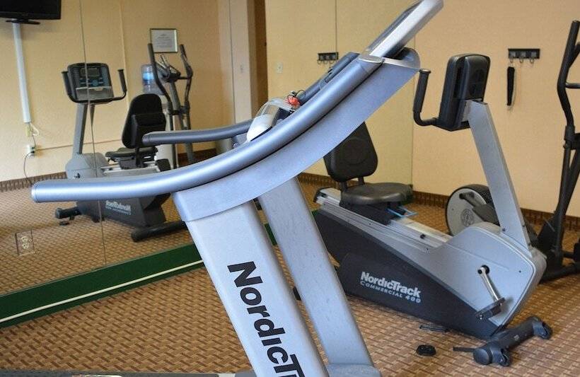 فندق Baymont By Wyndham East Windsor Bradley Airport