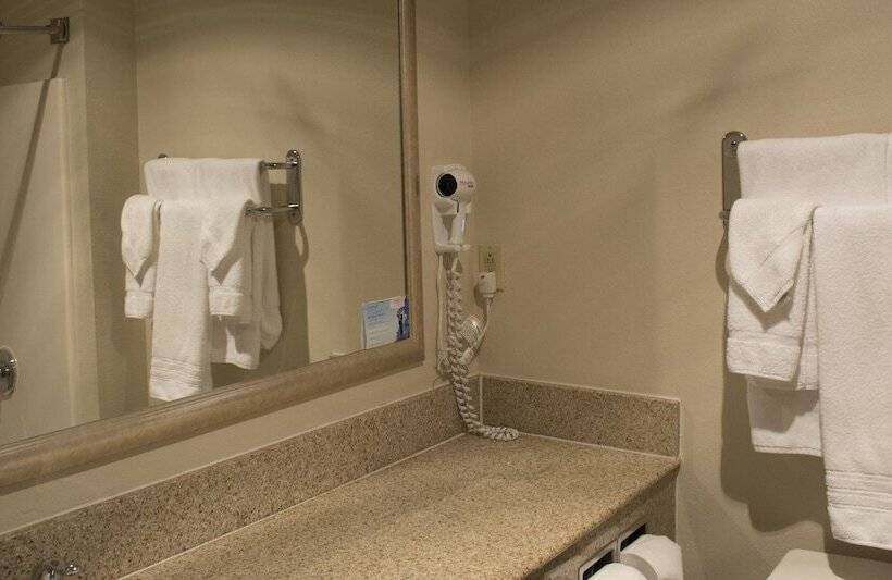 فندق Baymont By Wyndham East Windsor Bradley Airport