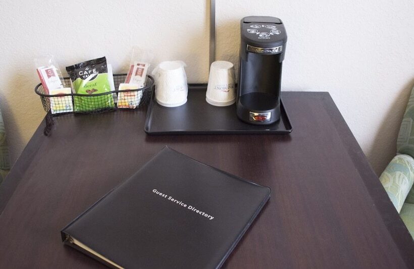 فندق Baymont By Wyndham East Windsor Bradley Airport