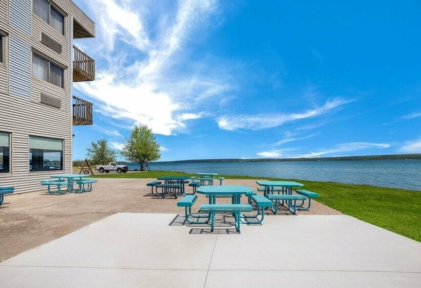 בית מלון כפרי Baraga Lakeside Inn