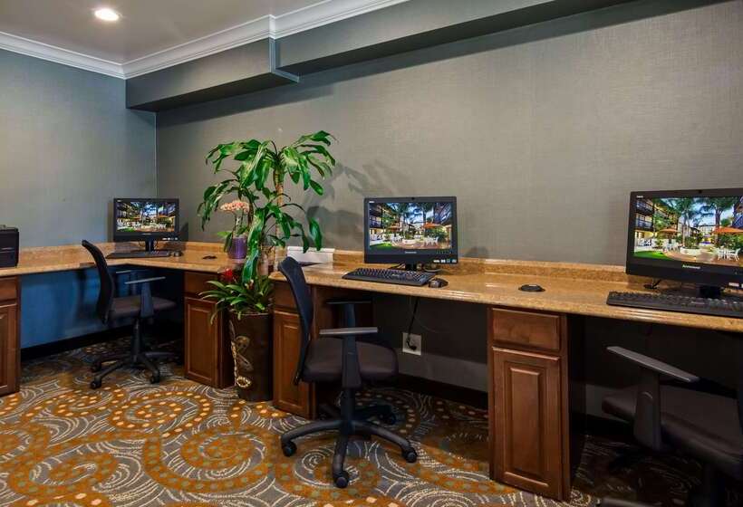 ホテル Best Western Plus Carpinteria Inn