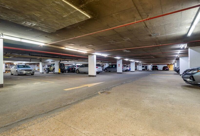 فندق Best Western Plus Village Park Inn