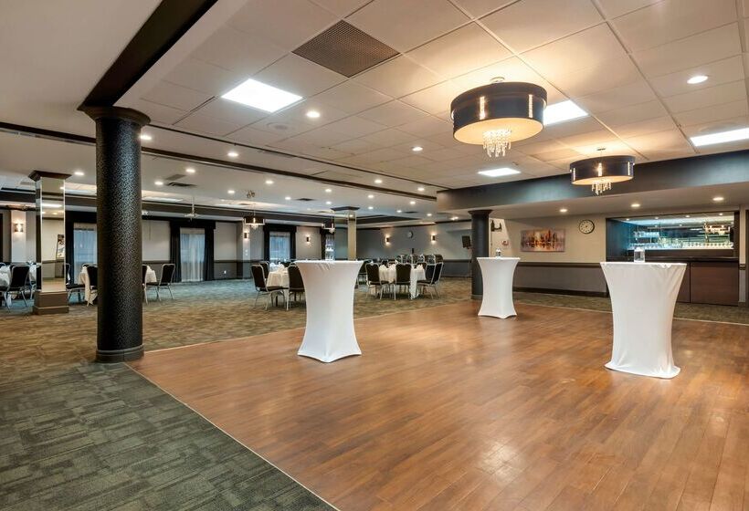 فندق Best Western Plus Village Park Inn