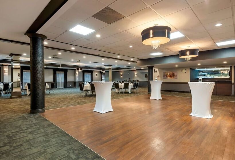 فندق Best Western Plus Village Park Inn