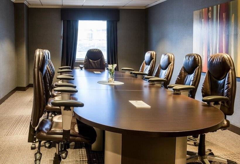 فندق Best Western Plus Village Park Inn