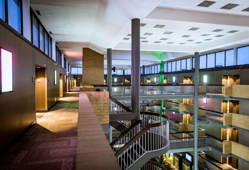 فندق Best Western Plus Village Park Inn