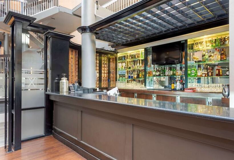 فندق Best Western Plus Village Park Inn