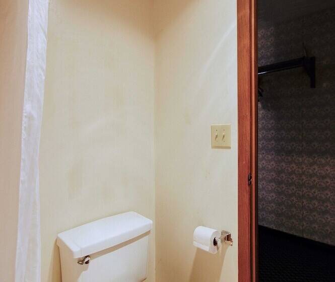 OYO Hotel Chapmanville Inn, WV - Hwy 119