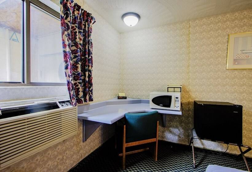 OYO Hotel Chapmanville Inn, WV - Hwy 119