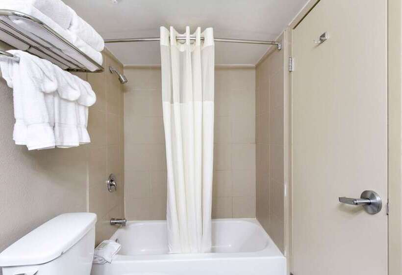 Clarion Hotel Beachwood Cleveland