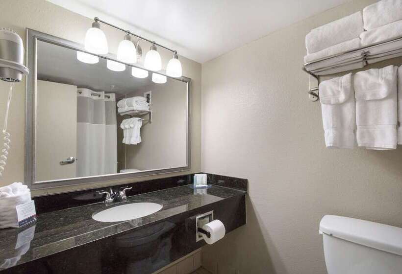 Clarion Hotel Beachwood Cleveland