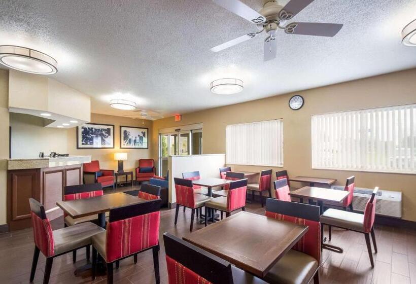 Отель Quality Inn & Suites