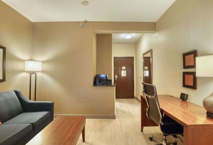 هتل Comfort Suites Appleton Airport