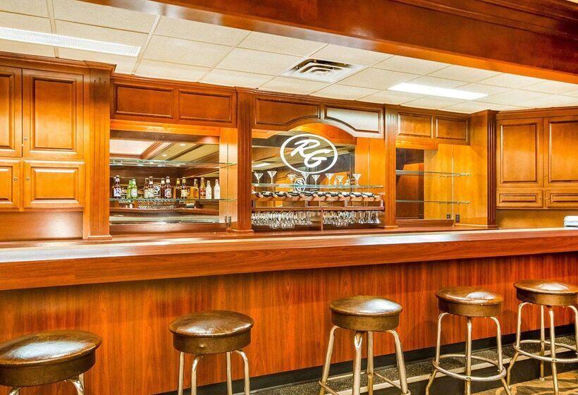 Отель Comfort Suites