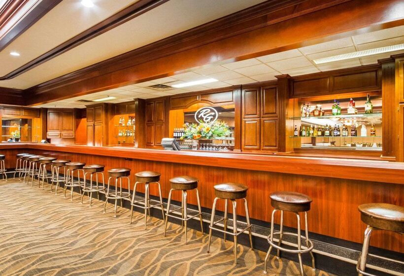 Отель Comfort Suites