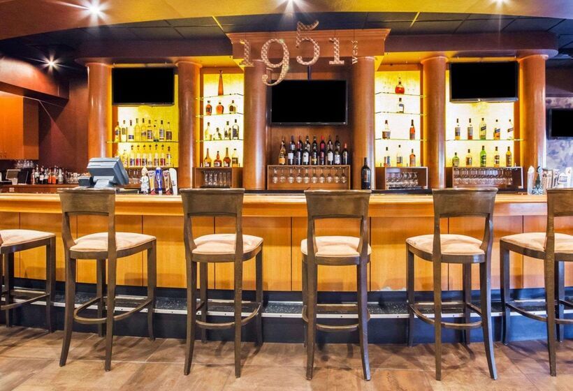 Отель Comfort Suites