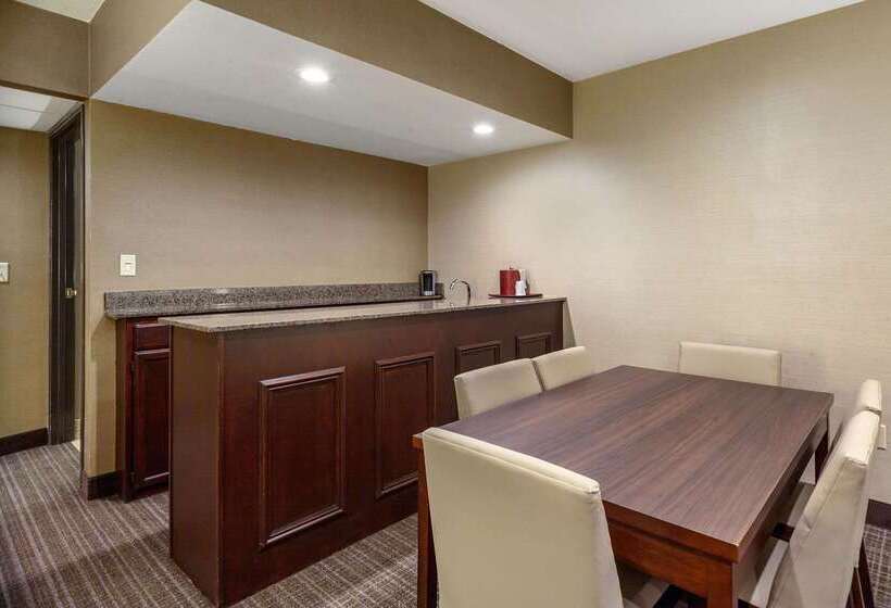 Отель Comfort Suites