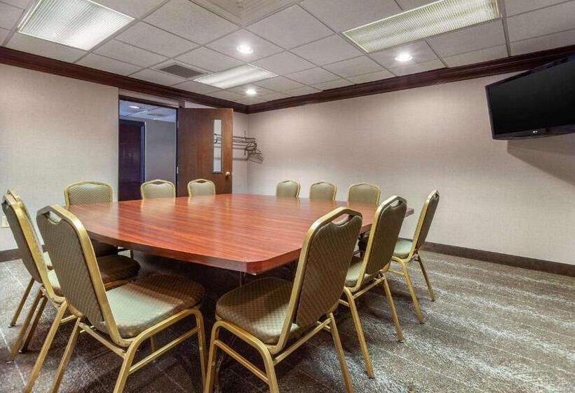 Отель Comfort Suites