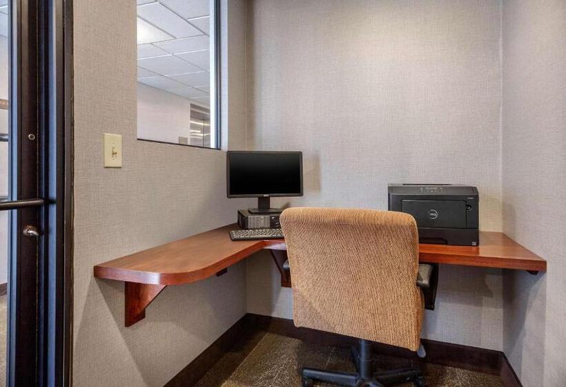 Отель Comfort Suites