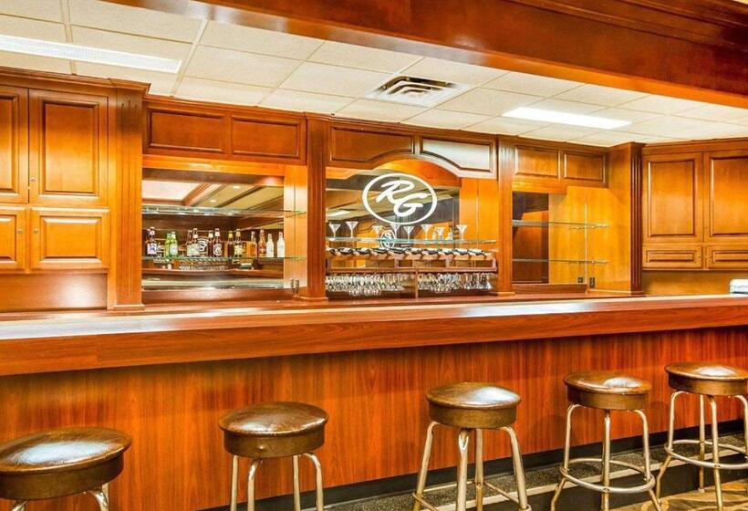 Отель Comfort Suites