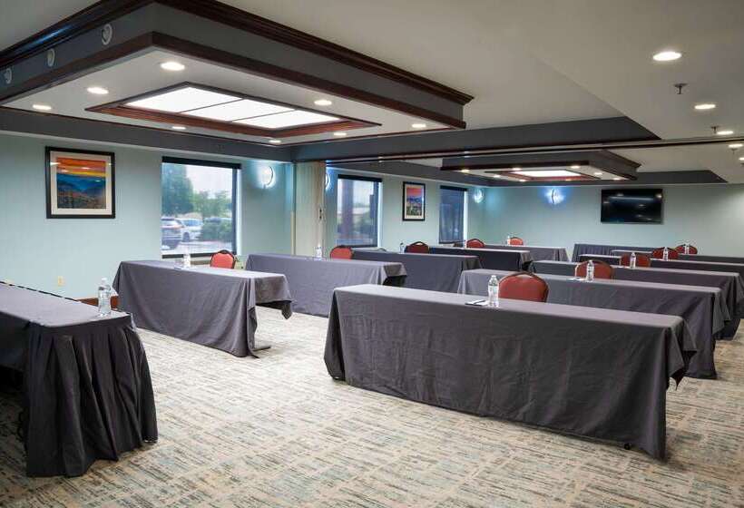 فندق Comfort Suites Outlet Center