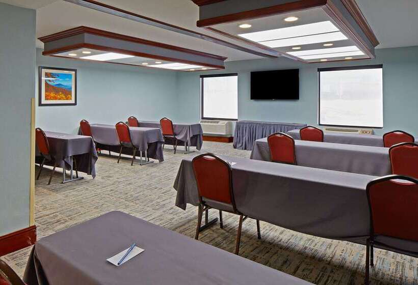 فندق Comfort Suites Outlet Center