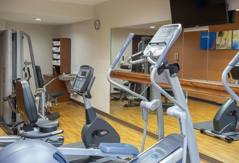 فندق Comfort Suites Outlet Center