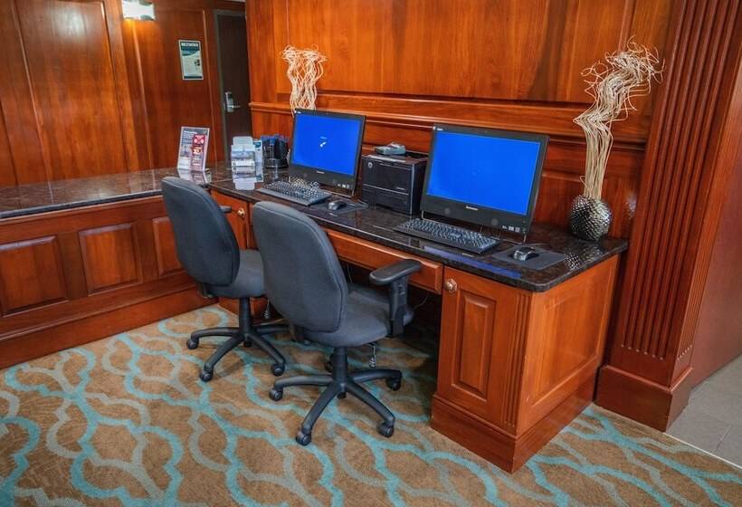 فندق Comfort Suites Outlet Center