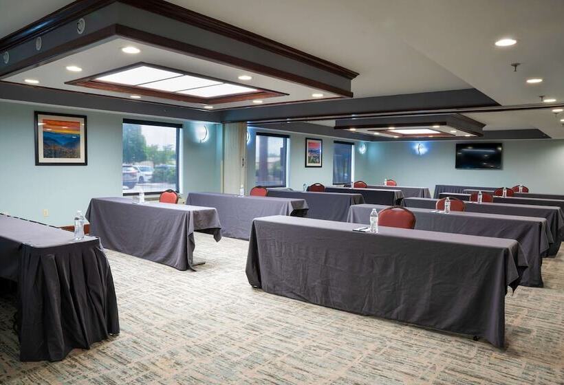 فندق Comfort Suites Outlet Center