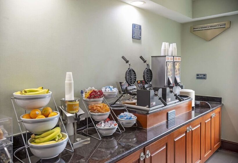 فندق Comfort Suites Outlet Center