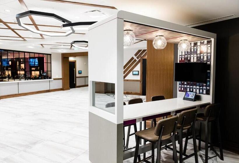 هتل Crowne Plaza Lansing, An Ihg