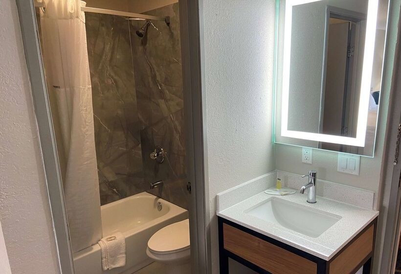 هتل Days Inn By Wyndham Ankeny  Des Moines