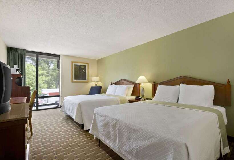 בית מלון כפרי Days Inn By Wyndham Fayettevillesouth/i95 Exit 49