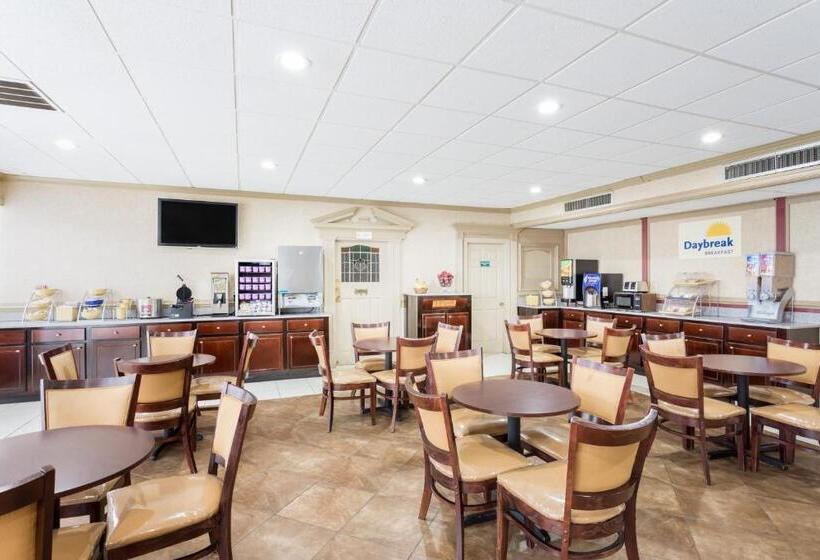 Отель Days Inn By Wyndham Goldsboro