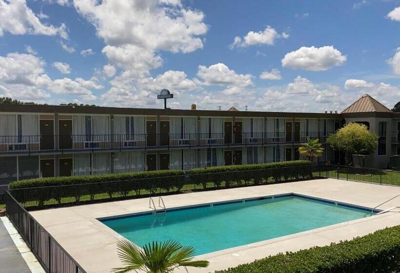 Отель Days Inn By Wyndham Goldsboro