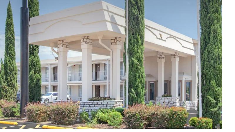 בית מלון כפרי Days Inn By Wyndham Market Center Dallas Love Field