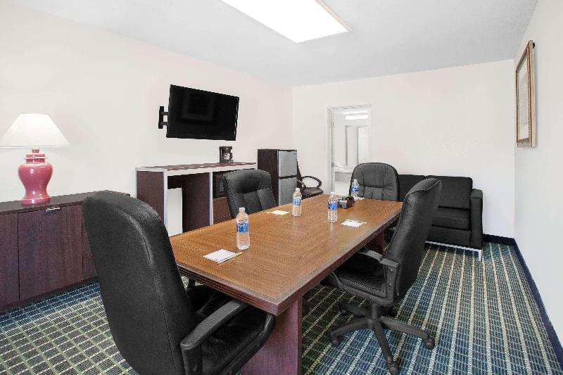 בית מלון כפרי Days Inn By Wyndham Market Center Dallas Love Field