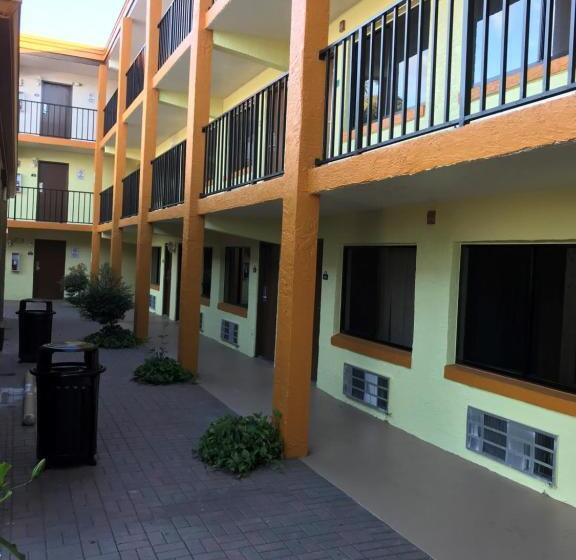 酒店 Days Inn By Wyndham N Orlando/casselberry