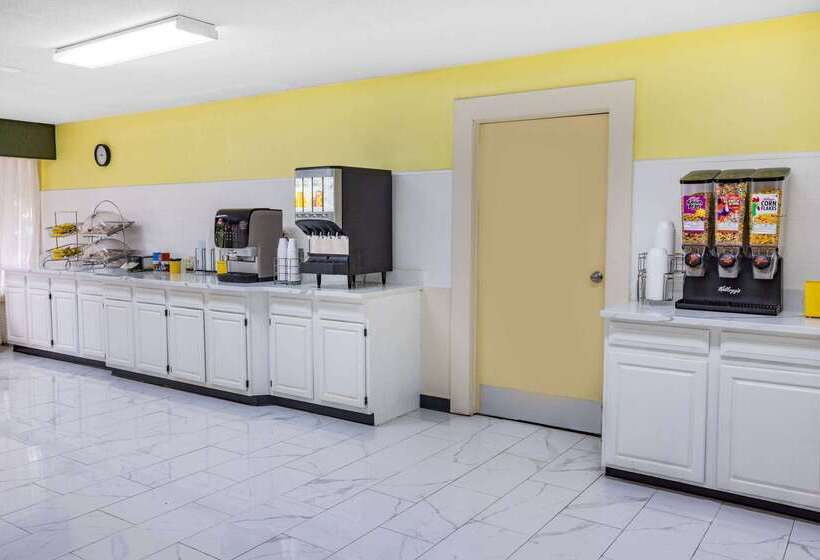 호텔 Days Inn & Suites By Wyndham Colonial