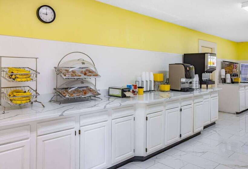 هتل Days Inn & Suites By Wyndham Colonial