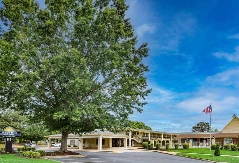 هتل Days Inn & Suites By Wyndham Colonial