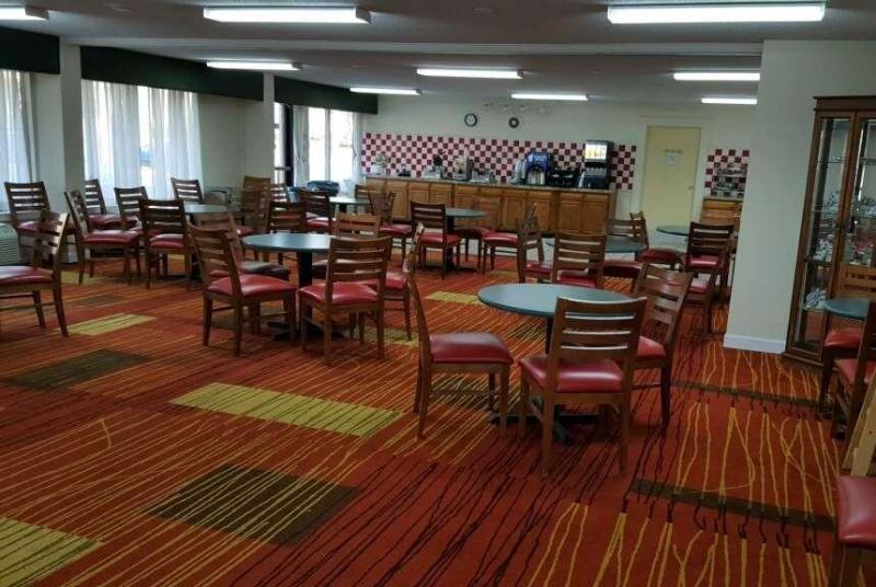 هتل Days Inn & Suites By Wyndham Colonial