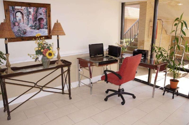 호텔 Days Inn & Suites By Wyndham Colonial