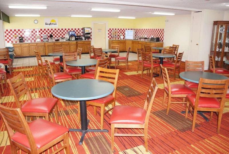 호텔 Days Inn & Suites By Wyndham Colonial