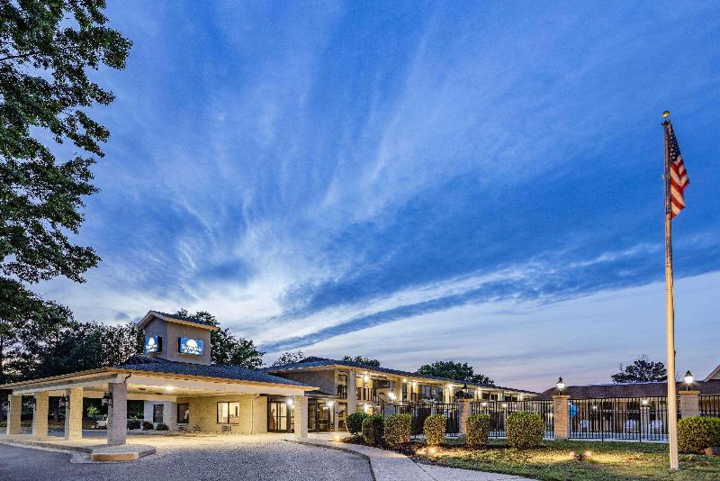 هتل Days Inn & Suites By Wyndham Colonial