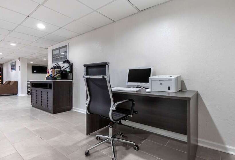 ホテル Econo Lodge At The University