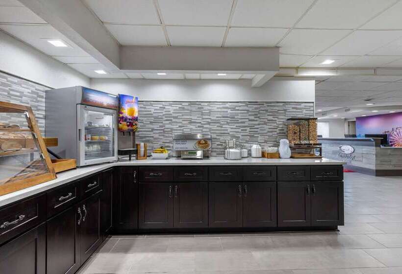 ホテル Econo Lodge At The University